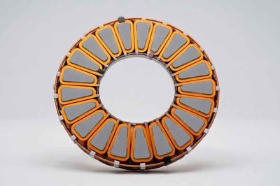 V axiálnych fluxových motoroch, kde vysoká výkonová hustota a krátke axiálne dĺžky vyžadujú efektívne odvádzanie tepla, vynikajú ľahký hliník alebo zliatiny na udržanie pomeru moment/hmotnosť