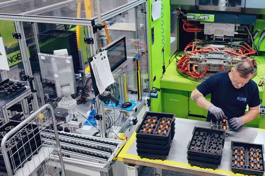 Elektromagnetické cievky používané v automobilovom priemysle profitujú z kombinácie IDC a overmoldingu