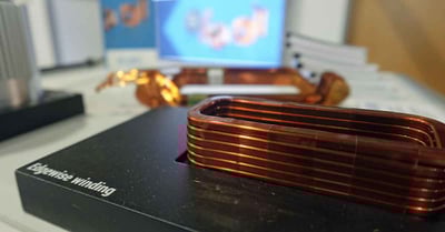 V scenároch s vysokým jednosmerným prúdom sa návrhy s plochým vodičom hranového vinutia stávajú optimálnym riešením, poskytujúcim vynikajúcu priestorovú účinnosť, vysoké faktory plnenia (70 %+) a elimináciu nákladov na cievky.