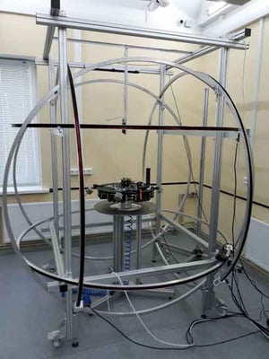 Systém Helmholtzových cievok na kalibráciu magnetometrov. Zdroj: Dragonfly Aerospace