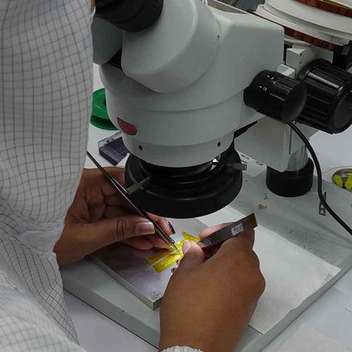 V zdravotníckej technike mikrocievky pracujú v rozsahu milimetrov a mikrometrov. Výkresy sú vždy značne zväčšené, čo vytvára jemné, ale bežné riziko: na obrazovke vyzerajú veci jednoducho, čo je v skutočnej mierke mimoriadne ťažké realizovať.