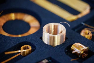 Pre návrhy vyžadujúce viacero vrstiev môžu Litz drôt alebo ortocyklické vinutie dosiahnuť konkurencieschopné faktory plnenia (60–80 %) pri súčasnom zjednodušení výrobnej náročnosti.