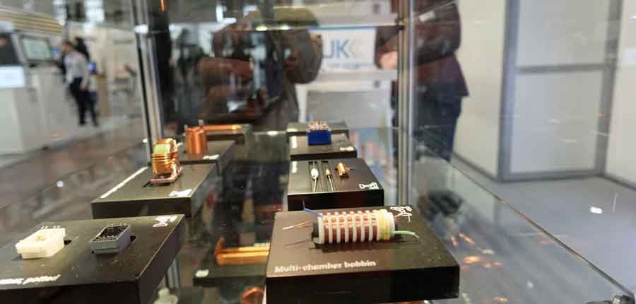 Spoločnosť KUK poskytuje komplexné riešenia elektromagnetického stienenia, ktoré chránia citlivú obrannú elektroniku pred rušením v zložitých elektromagnetických prostrediach. Riešenia stienenia pomáhajú udržiavať bezpečnú komunikáciu, chrániť citlivé údaje a zabezpečiť spoľahlivú prevádzku kritických systémov aj v prostrediach s výrazným elektromagnetickým rušením alebo úmyselnými pokusmi o rušenie.