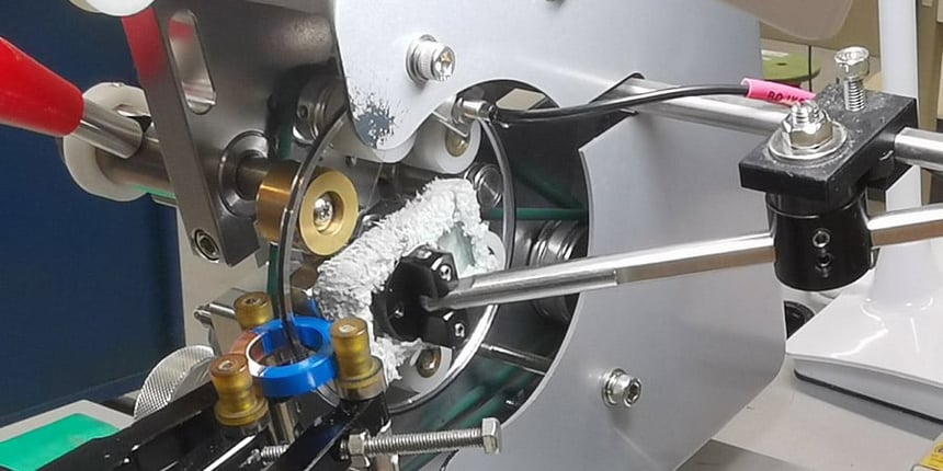 Ideálny materiál pre toroidnú cievku závisí od konkrétnej aplikácie. Spoločnosť KUK má bohaté skúsenosti a môže poskytnúť odporúčania už vo fáze vývoja. Možné sú aj toroidné jadrá zodpovedajúce feritu a vyrobené z vysokokvalitných plastov v rôznych konštrukčných variantoch. Spoločnosť KUK ponúka zákazkovú výrobu toroidných cievok všetkých rozmerov.