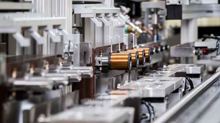Inštalácia výrobnej linky na cievky pre automobilové elektromagnetické ventily.