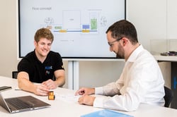 Na základe špecifikácie a plánovania objemu sa vypracuje podrobný koncept linky, na ktorej budeme vyrábať váš výrobok. Už v tomto kroku vývoja zohráva zásadnú úlohu kvalita a stabilita procesu. Pre špecifické potreby vášho odvetvia vykonávame aj analýzu FMEA (Failure Mode and Effects Analysis).