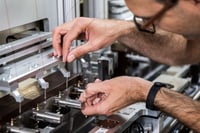 V tejto fáze sa výrobná linka pre váš výrobok každým dňom formuje. Tí istí odborníci, ktorí už vytvorili návrh CAD, sú teraz poverení aj montážou. To je na nezaplatenie, pretože technici závodu už z technického plánovania vedia, kde môžete očakávať najnáročnejšie úseky, ktoré v konečnom dôsledku zaručujú kvalitatívny a obchodný úspech. Túto výhodu vám radi odovzdáme!