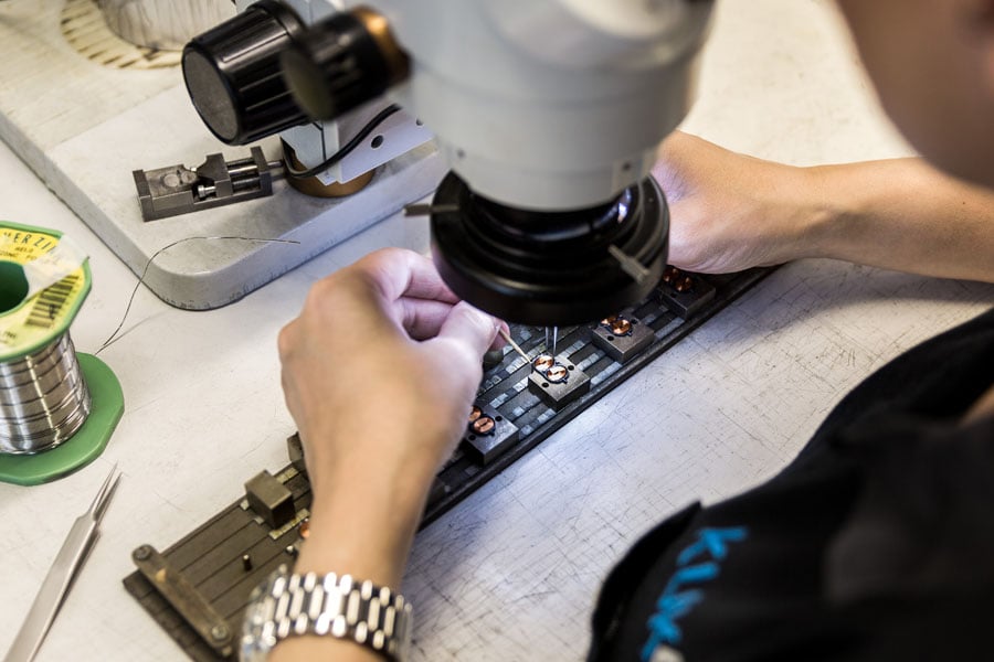 Komplexné vývojové projekty pre elektromagnetické cievky v zdravotníckej technike často trvajú dlhšie. To však nemusí byť tento prípad. Aby ste tomu predišli, potrebujete na svojej strane skúseného partnera. V našom kontrolnom zozname je zhrnutých niekoľko tipov, ktoré pomôžu vývojárom získať cievky potrebné pre ich aplikácie v oblasti zdravotníckej techniky v stanovenom časovom rámci.